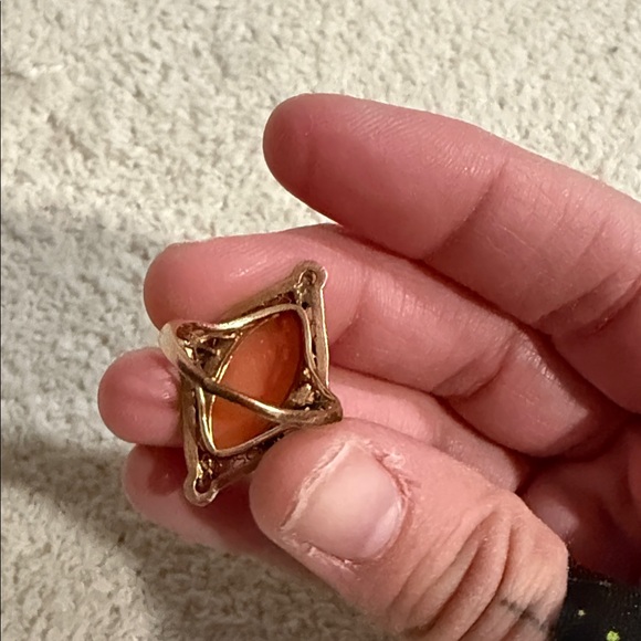 Vintage Gold and Cream Cameo Ring - Picture 3 of 7